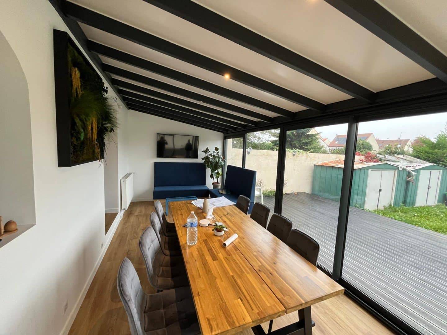 Élégante véranda moderne et lumineuse avec espace repas accueillant