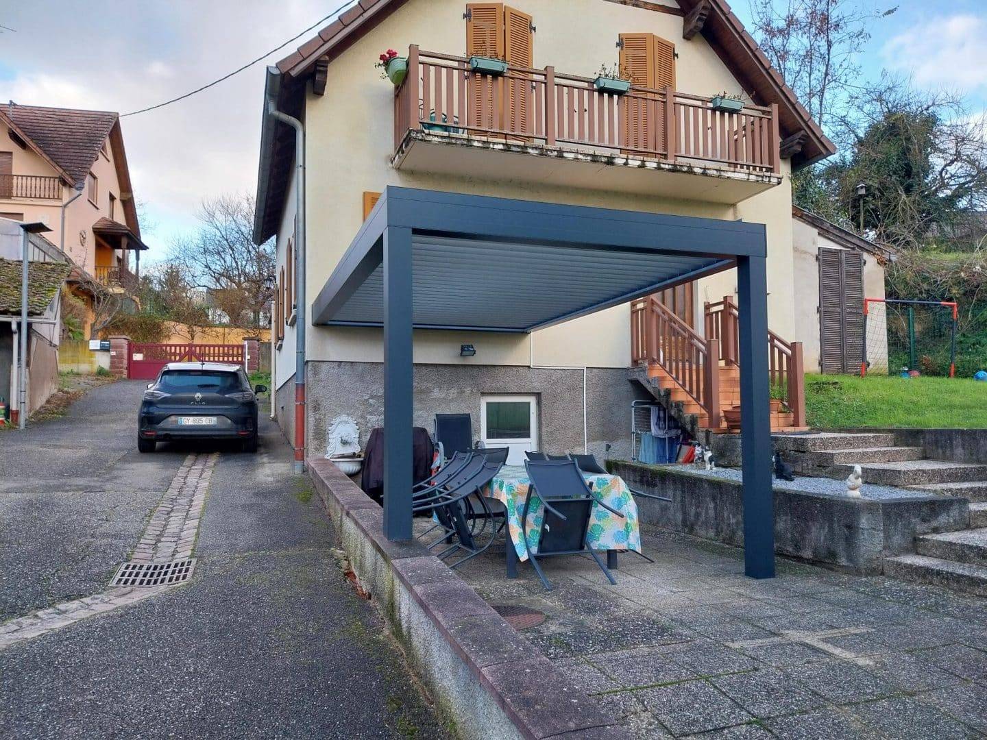 Pergola moderne adossée à la maison offrant un espace extérieur ombragé