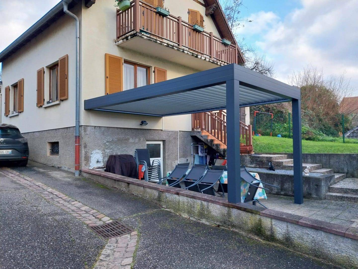 Pergola moderne ajoutant élégance et fonctionnalité à l'extérieur maison