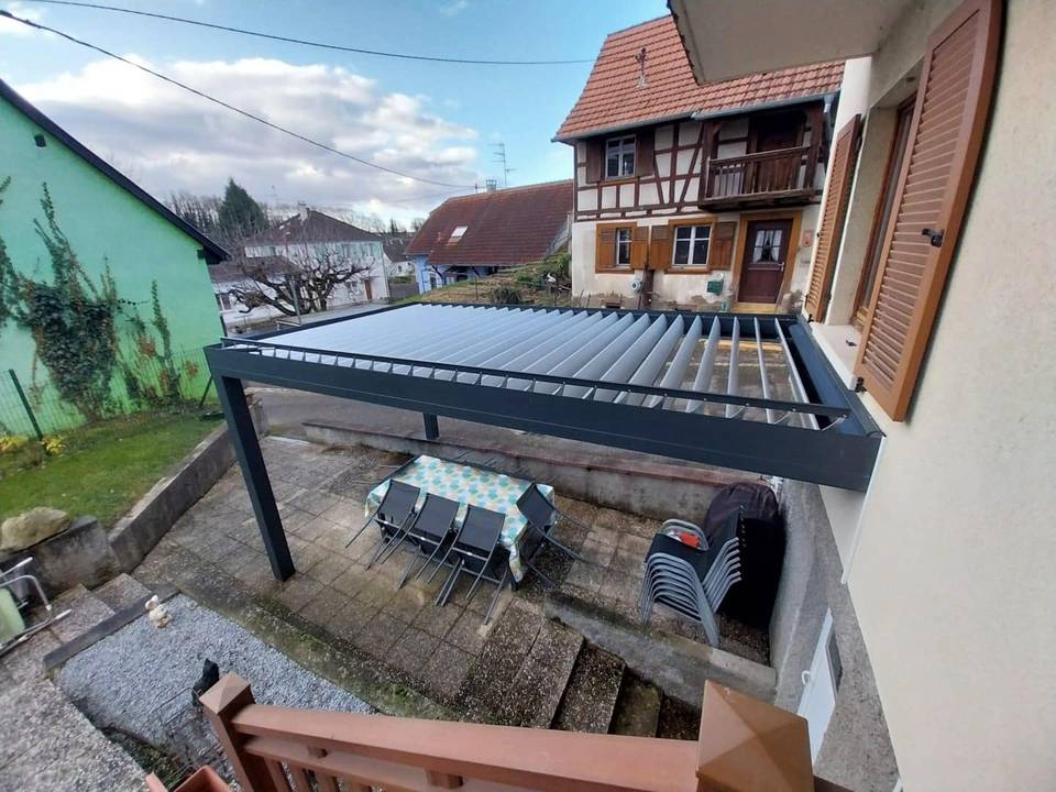 20241206_100258 Pergola moderne en aluminium sur terrasse extérieure avec mobilier élégant