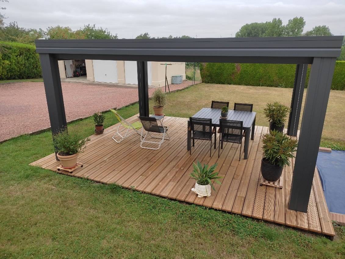 Pergola moderne sur terrasse en bois avec mobilier extérieur élégant