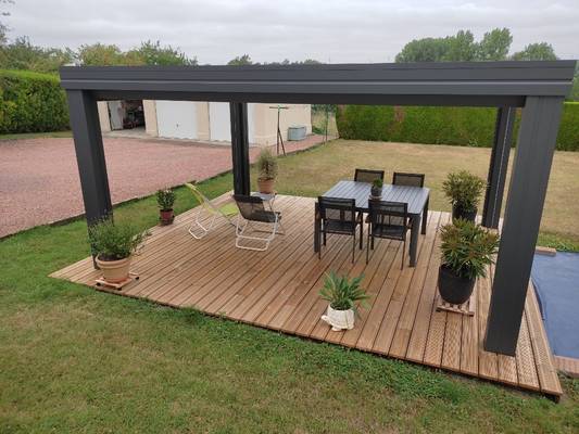 image0000011 (1) Pergola moderne sur terrasse en bois avec mobilier extérieur élégant