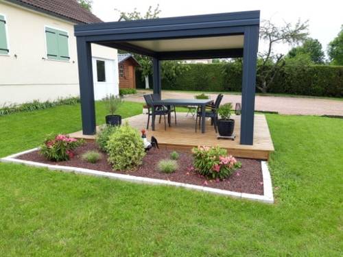 image0000101 Pergola moderne en aluminium sur terrasse avec mobilier de jardin