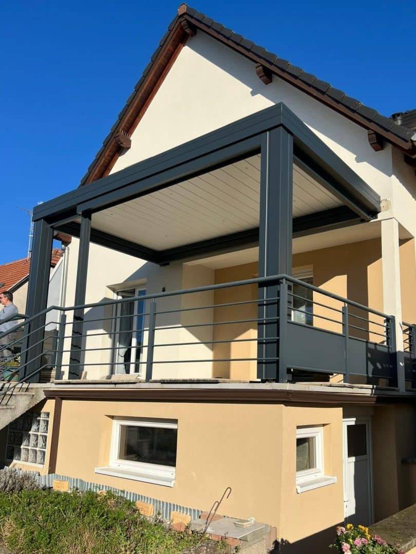 Pergola moderne en aluminium offrant espace extérieur ombragé élégant