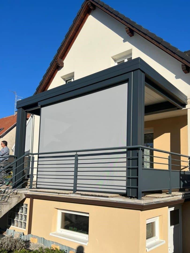 Pergola moderne grise sur balcon pour une élégance extérieure optimale
