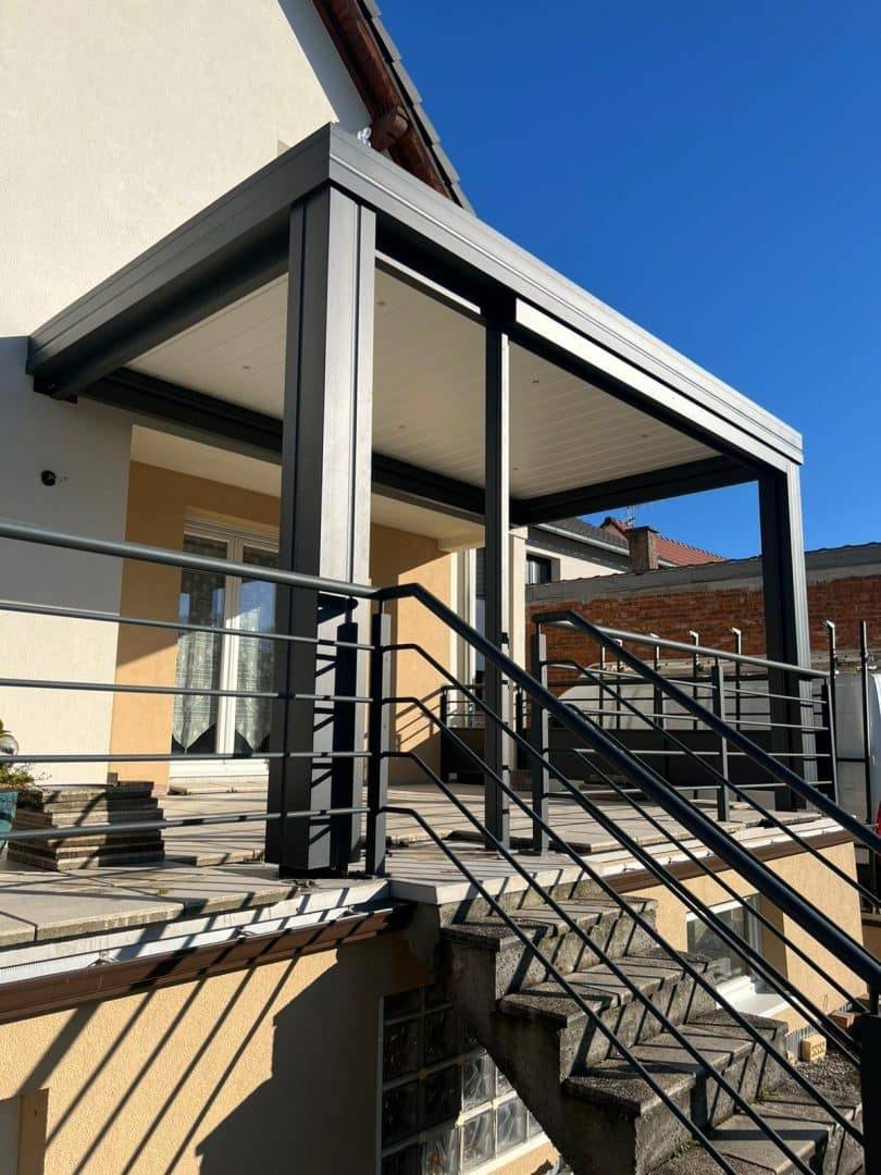 Pergola moderne en aluminium adossée à une maison spacieuse