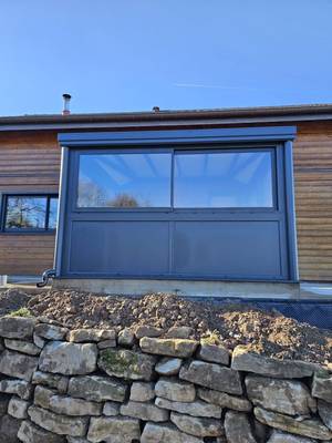 IMG-20241129-WA0025 Véranda moderne en aluminium avec grandes baies vitrées transparentes