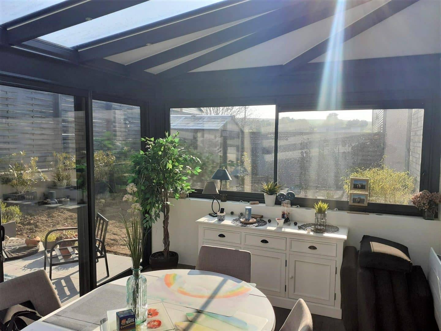 Véranda moderne avec vue panoramique et lumière naturelle abondante