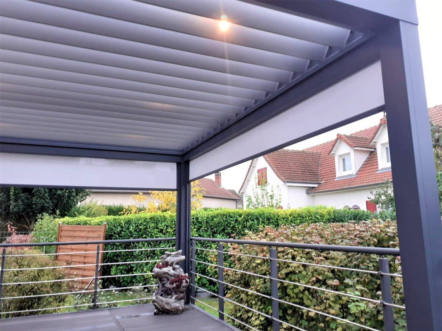 Pergola moderne en aluminium avec lames orientables pour extérieur couvert