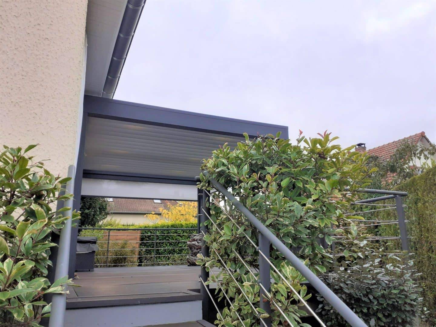 Pergola moderne en aluminium dans un jardin résidentiel élégant