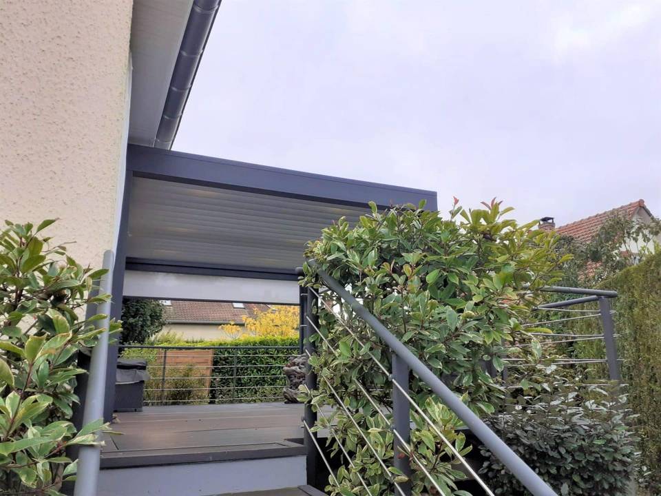 20241017_090350 Pergola moderne en aluminium dans un jardin résidentiel élégant