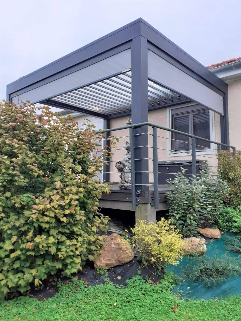 Pergola moderne en aluminium offrant un espace extérieur abrité