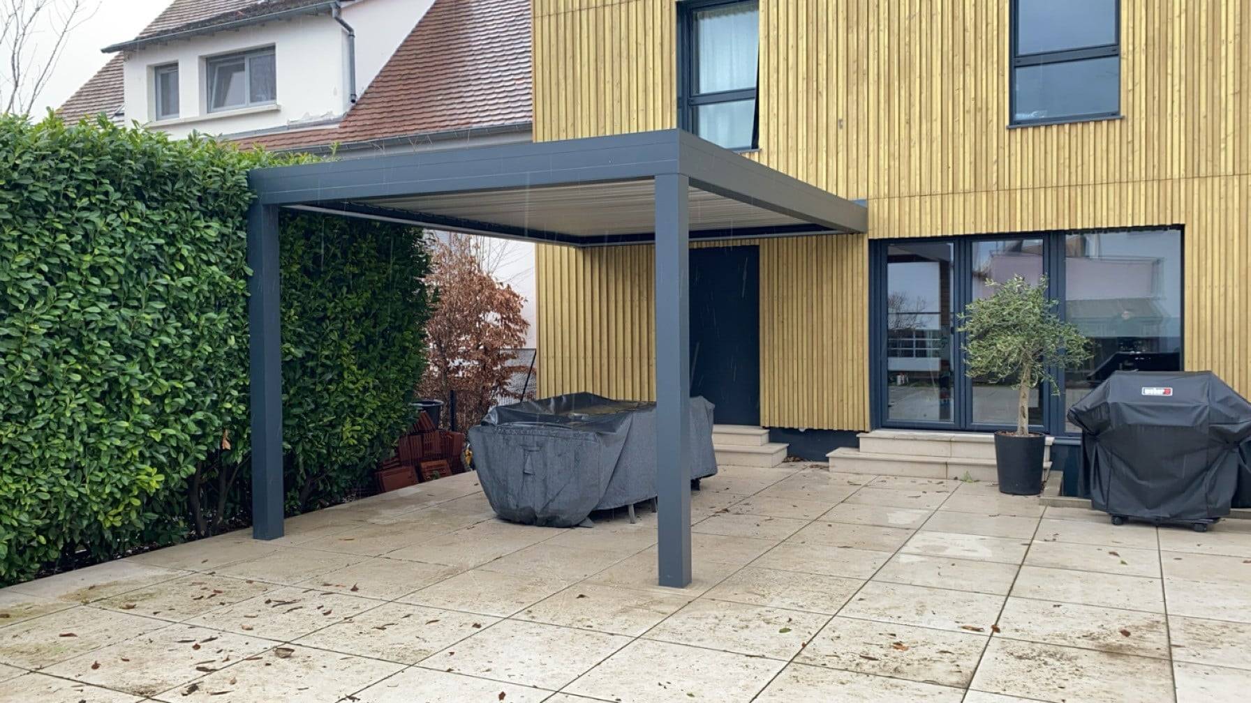 Pergola moderne en aluminium pour terrasse extérieure élégante et fonctionnelle