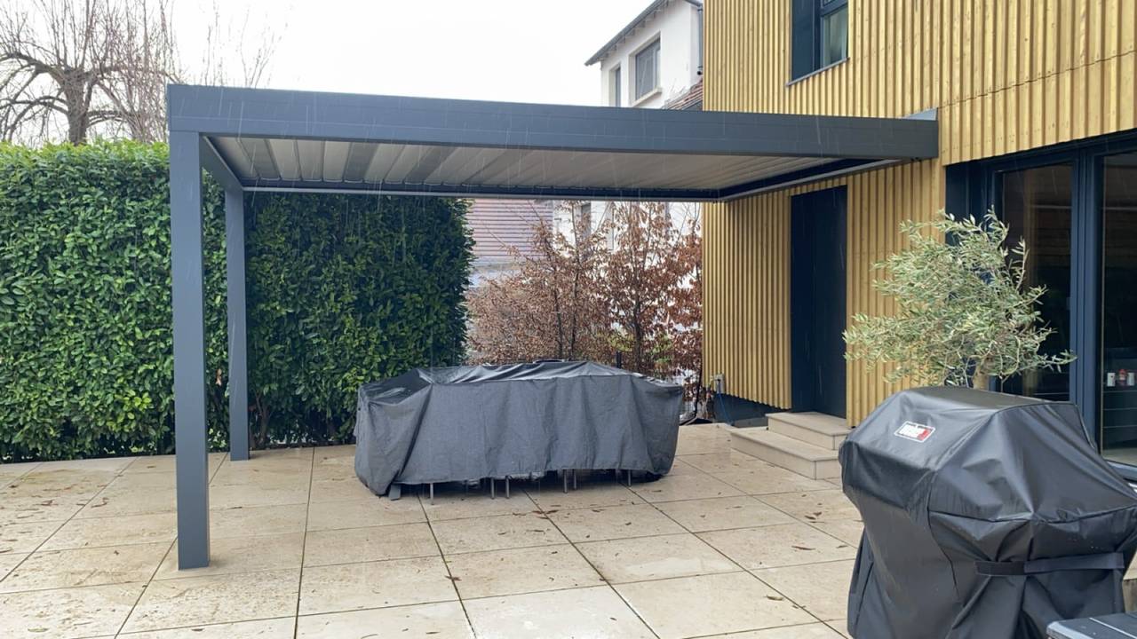thumbnail_IMG_5219 Pergola moderne en aluminium installée sur une terrasse élégante
