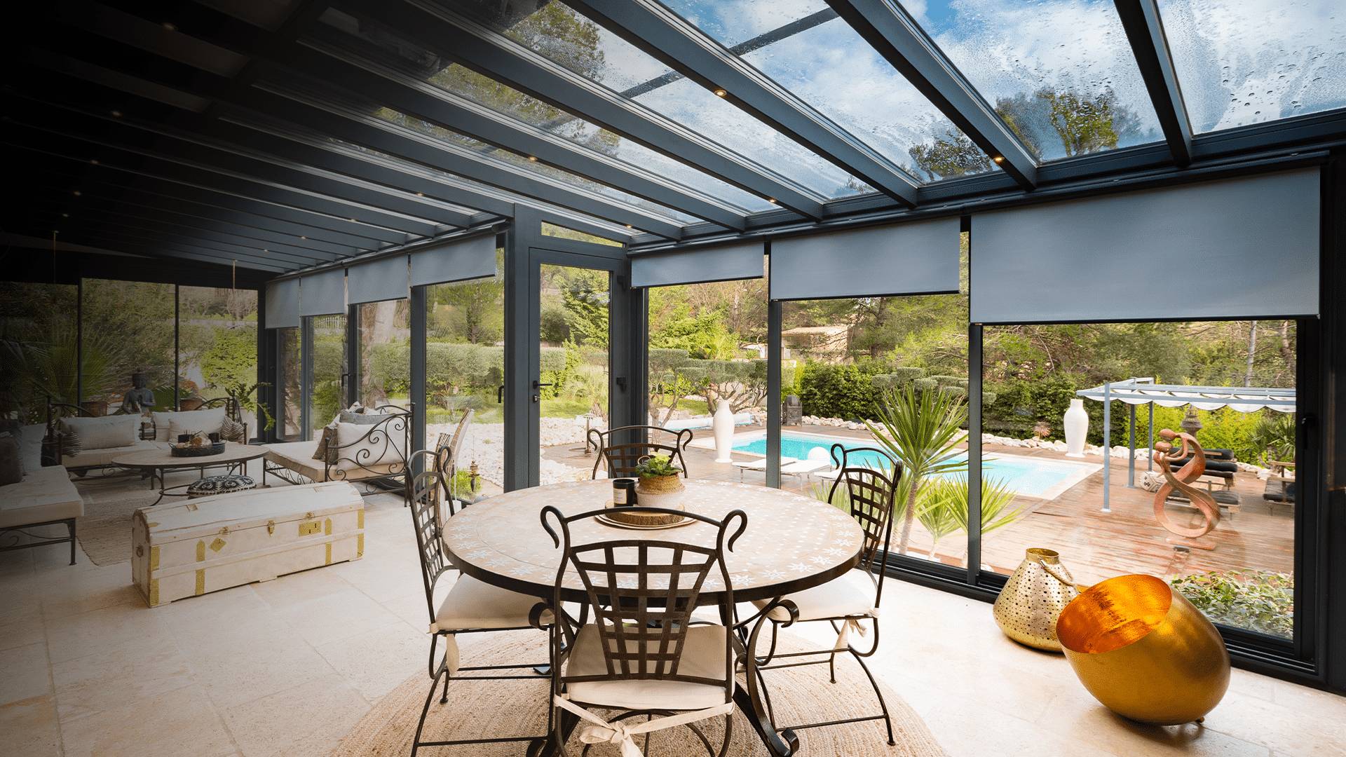 Luxueuse véranda en verre avec vue sur la piscine extérieure