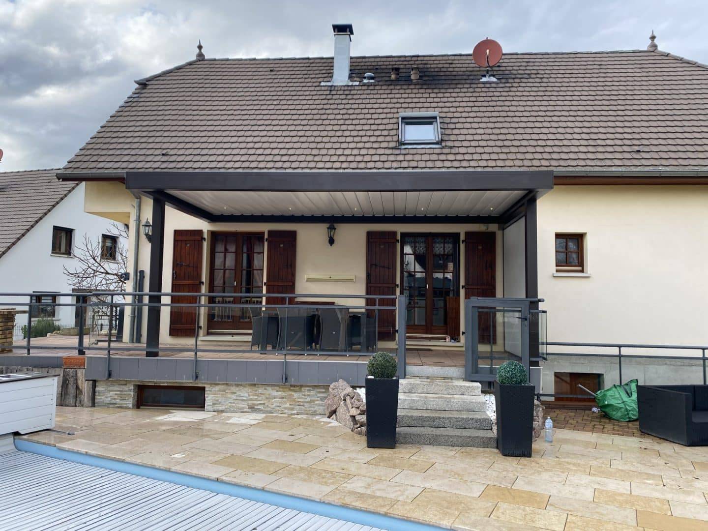 Pergola moderne adossée à maison en bois au design élégant
