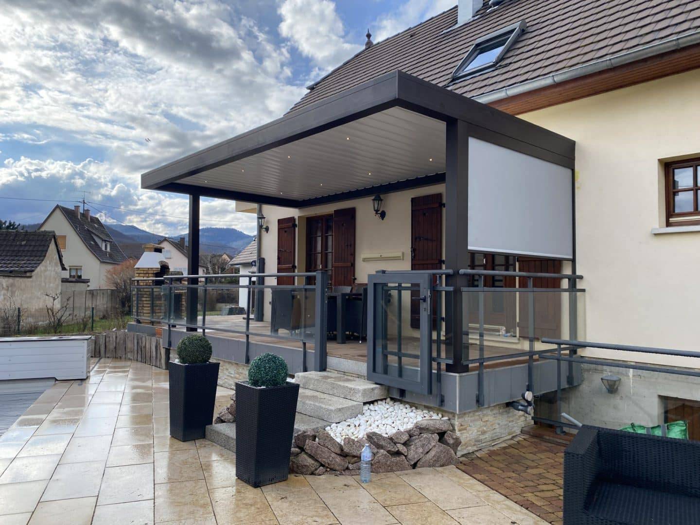 Moderne pergola en métal attachée à une maison élégante