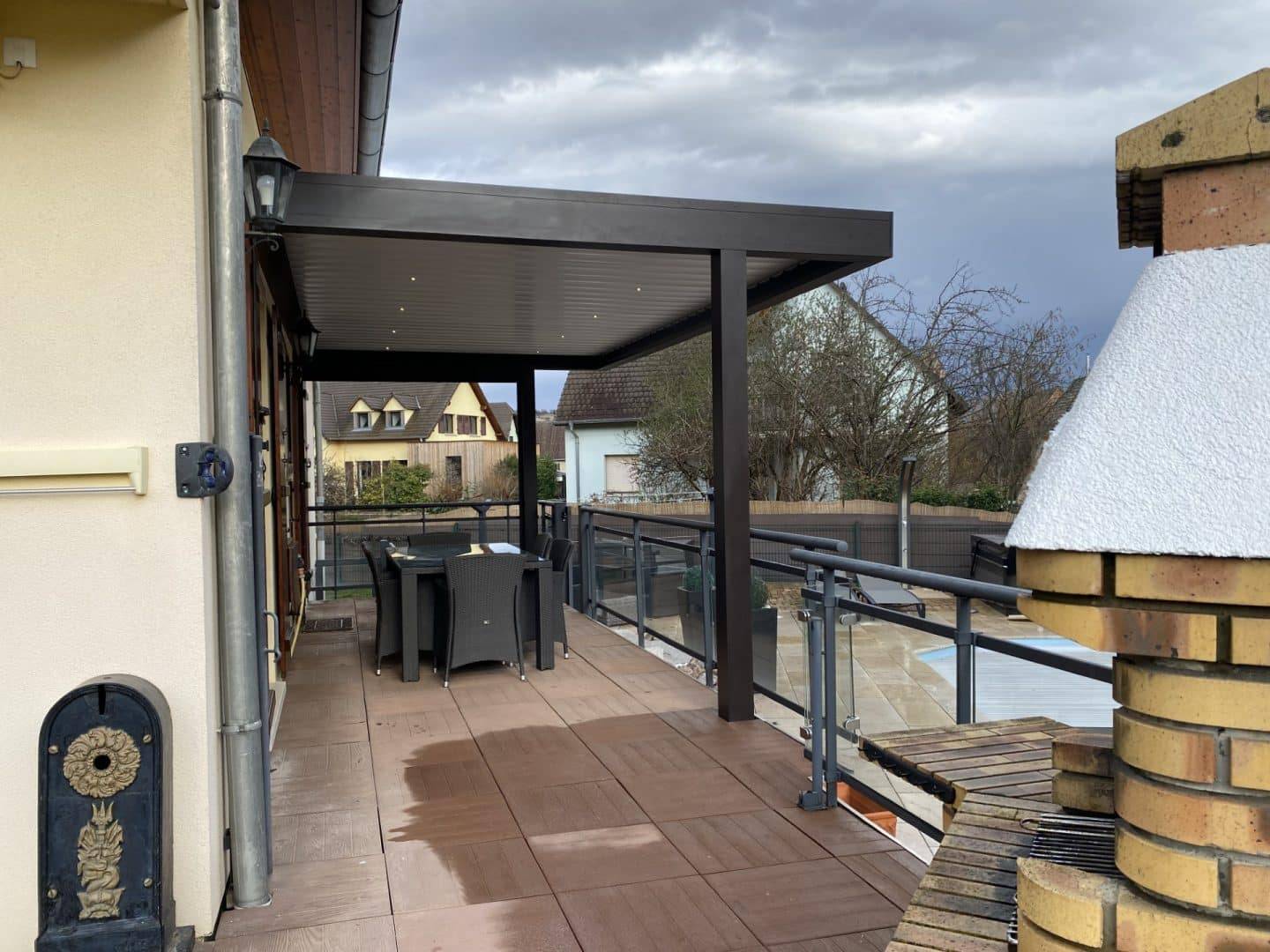 Pergola moderne avec toit en aluminium pour terrasse extérieure.