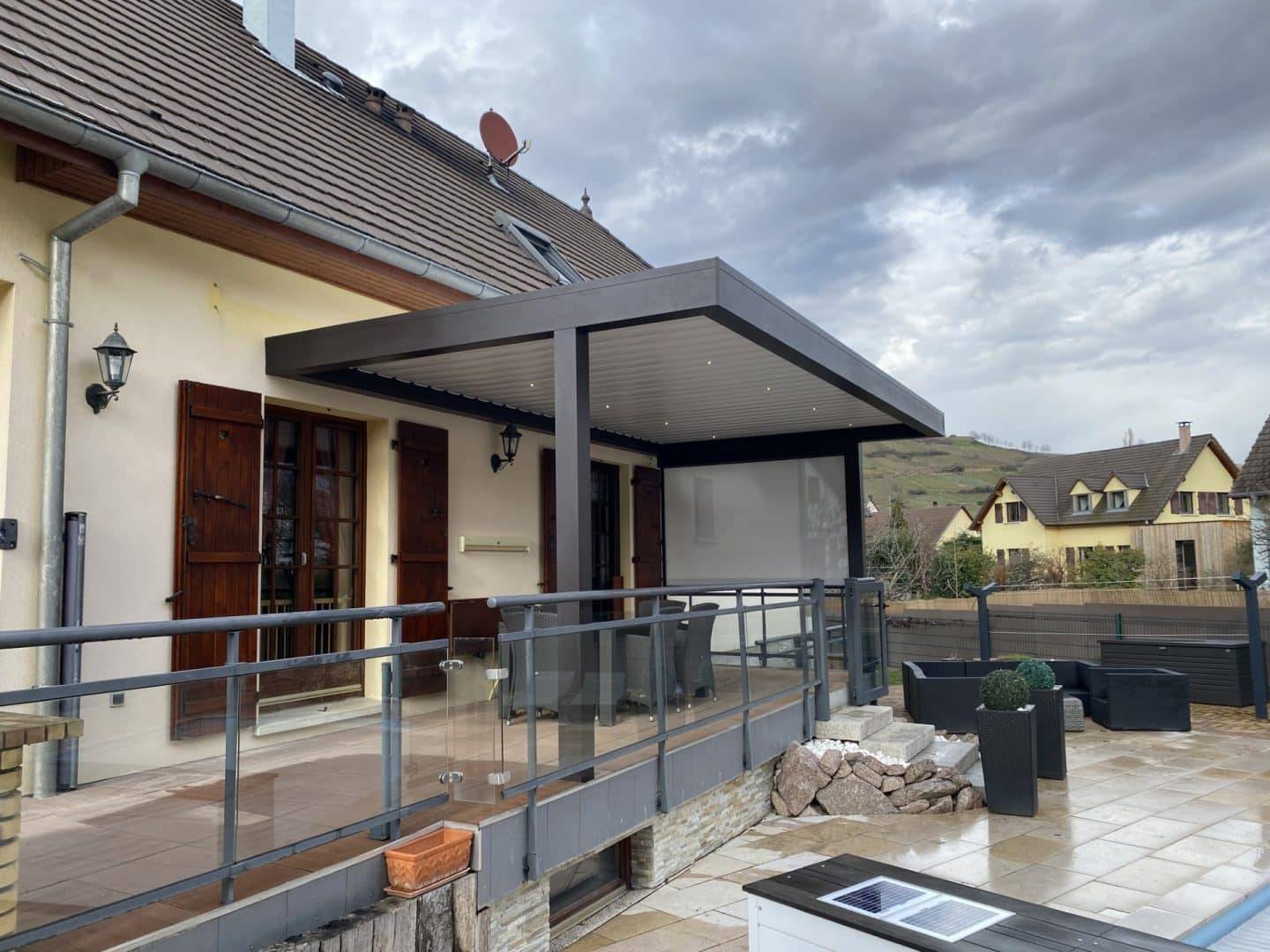 Pergola moderne en aluminium sur terrasse de maison contemporaine