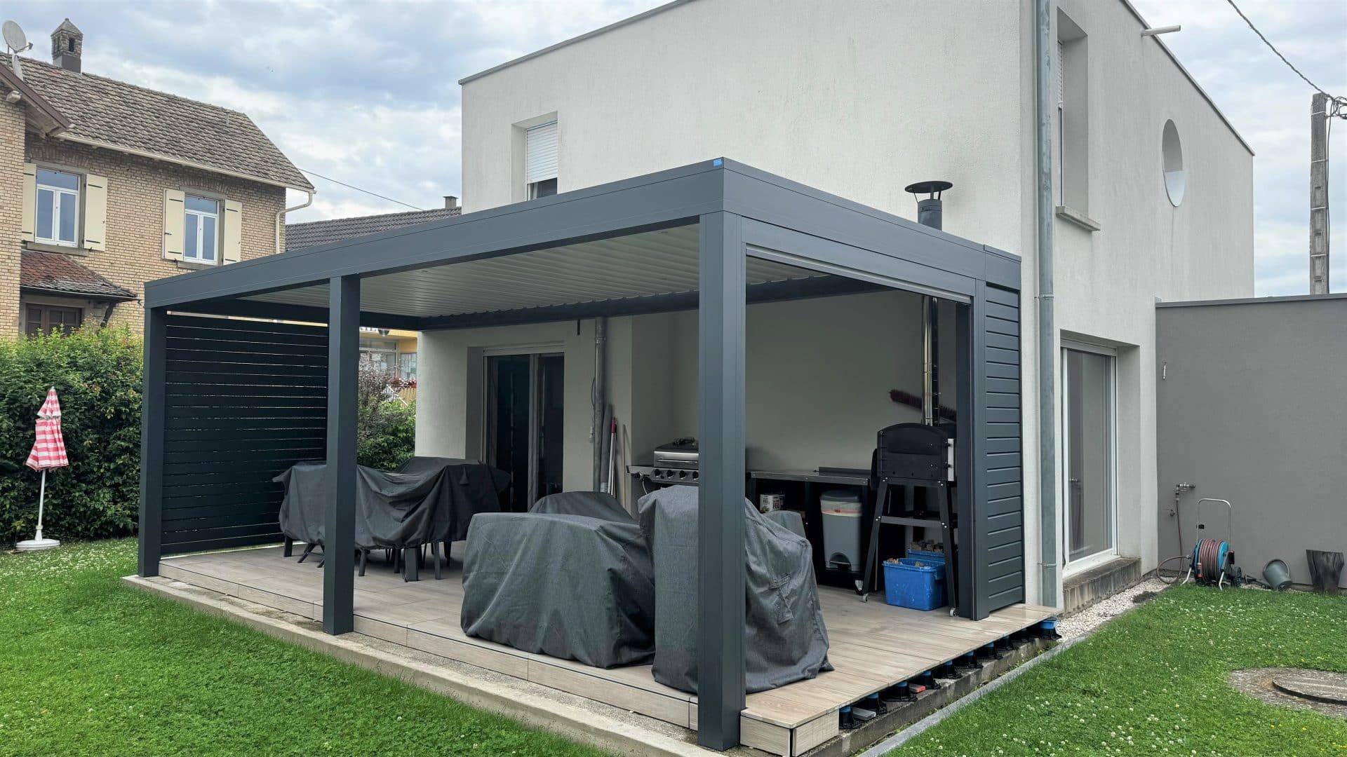 Pergola moderne en métal adossée à une maison contemporaine