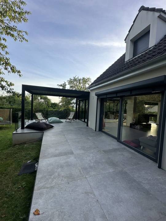 IMG_4323 Pergola moderne améliorant l'espace extérieur d'une maison élégante