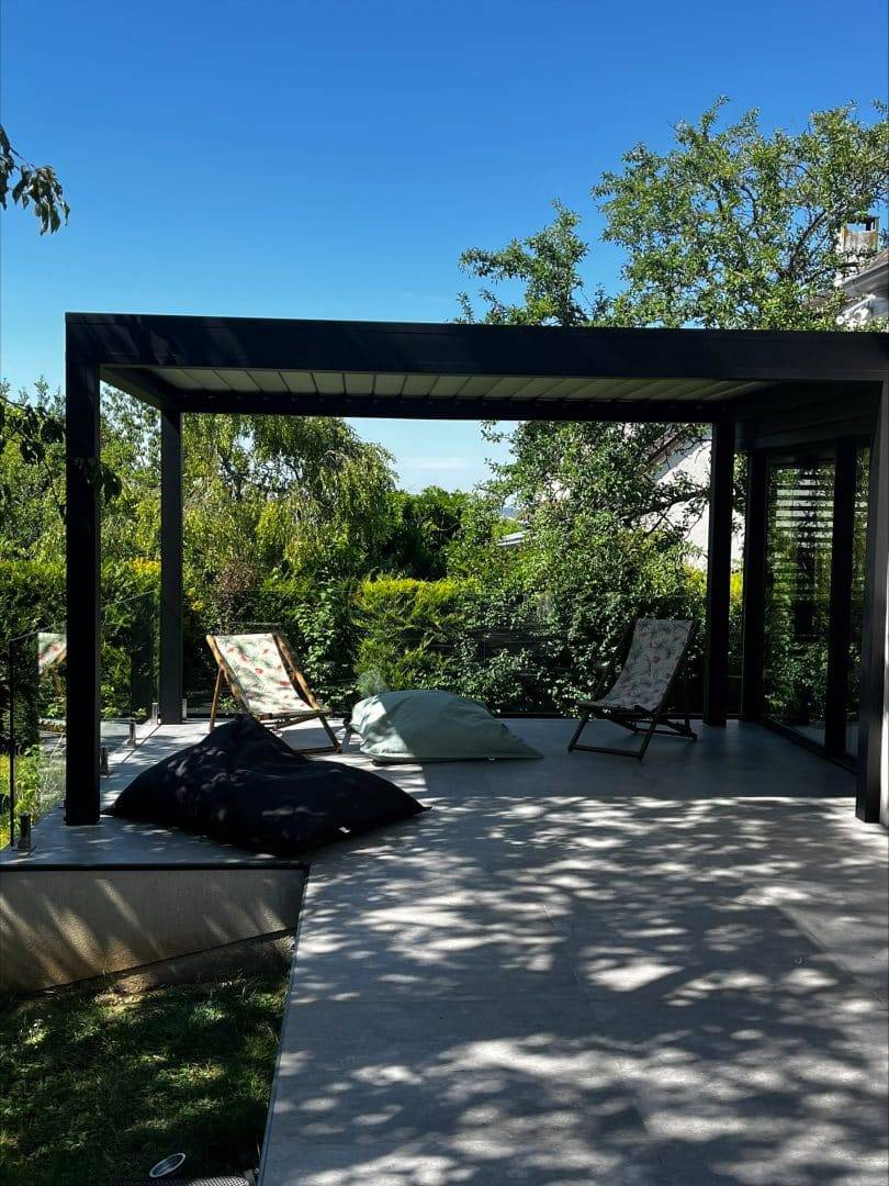 Pergola élégante avec matelas et chaises longues pour jardin ombragé
