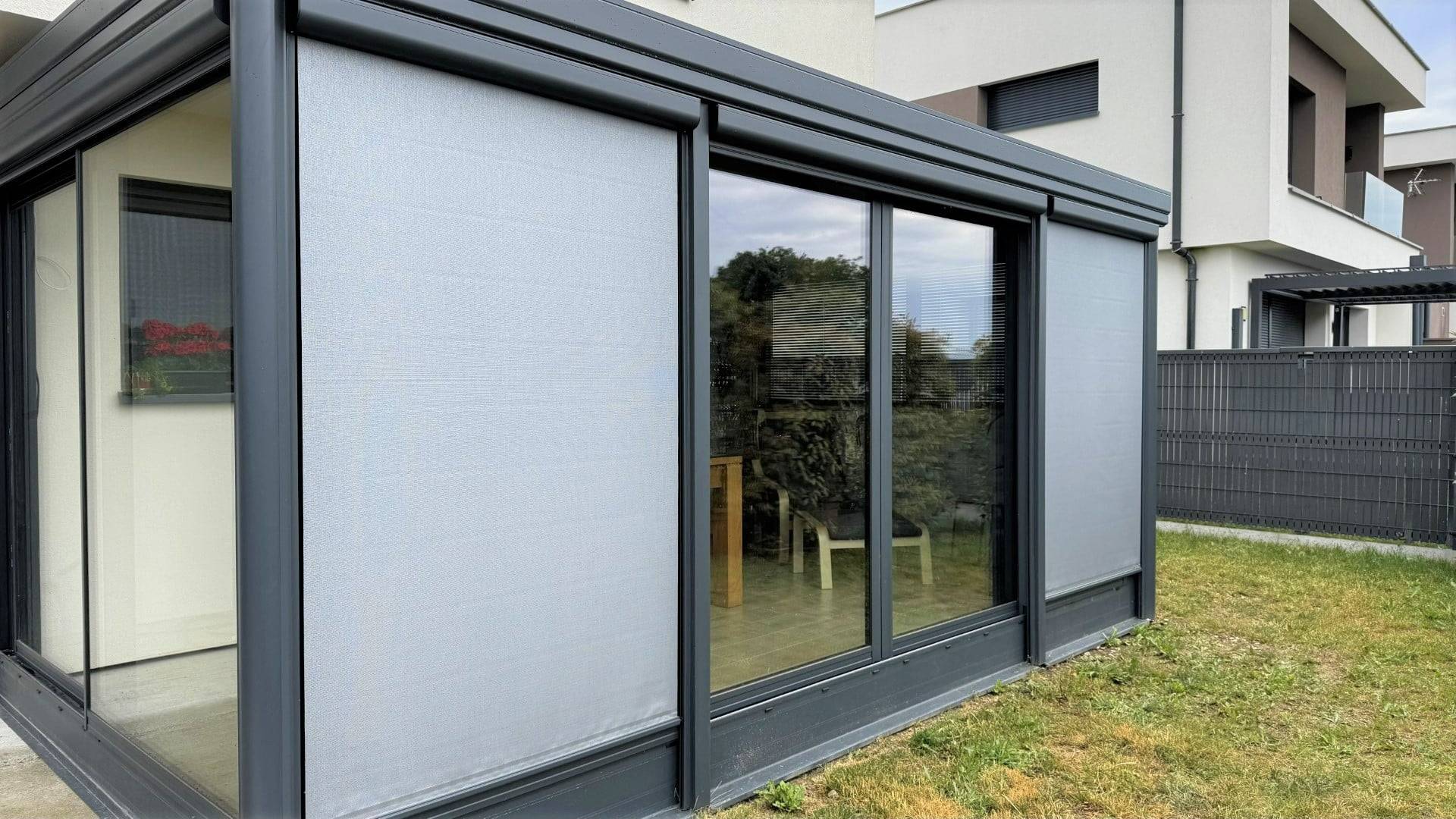 Véranda moderne en aluminium avec baies vitrées pour votre confort
