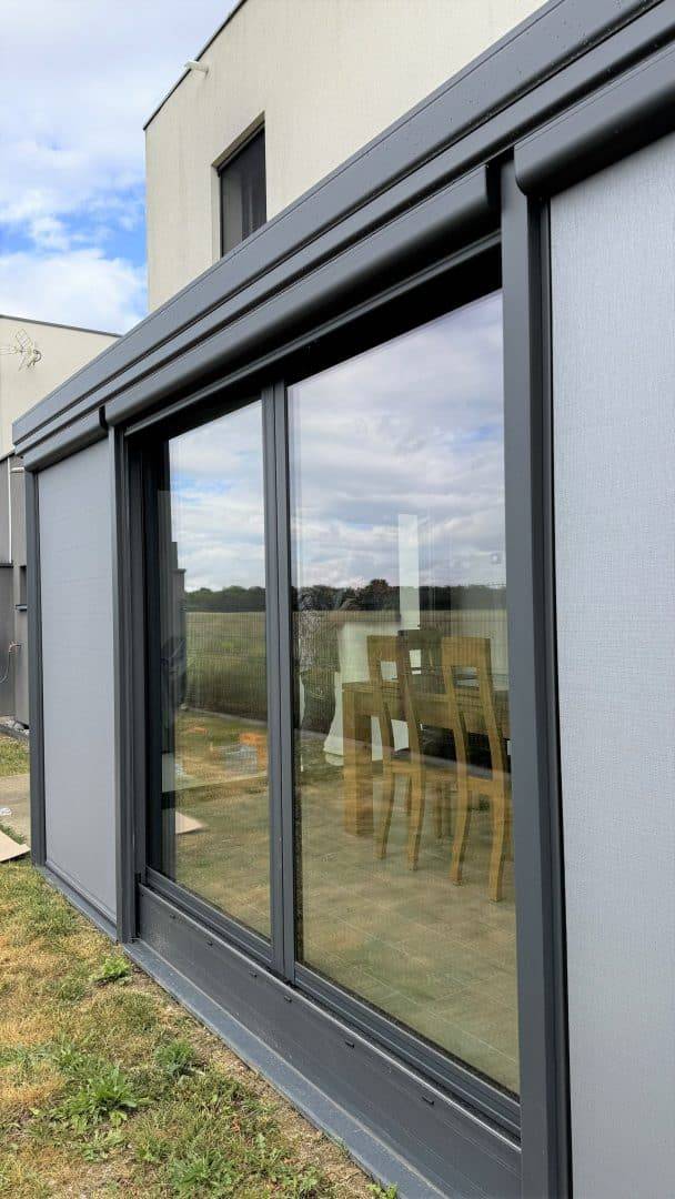 Véranda moderne en PVC avec grandes baies vitrées coulissantes