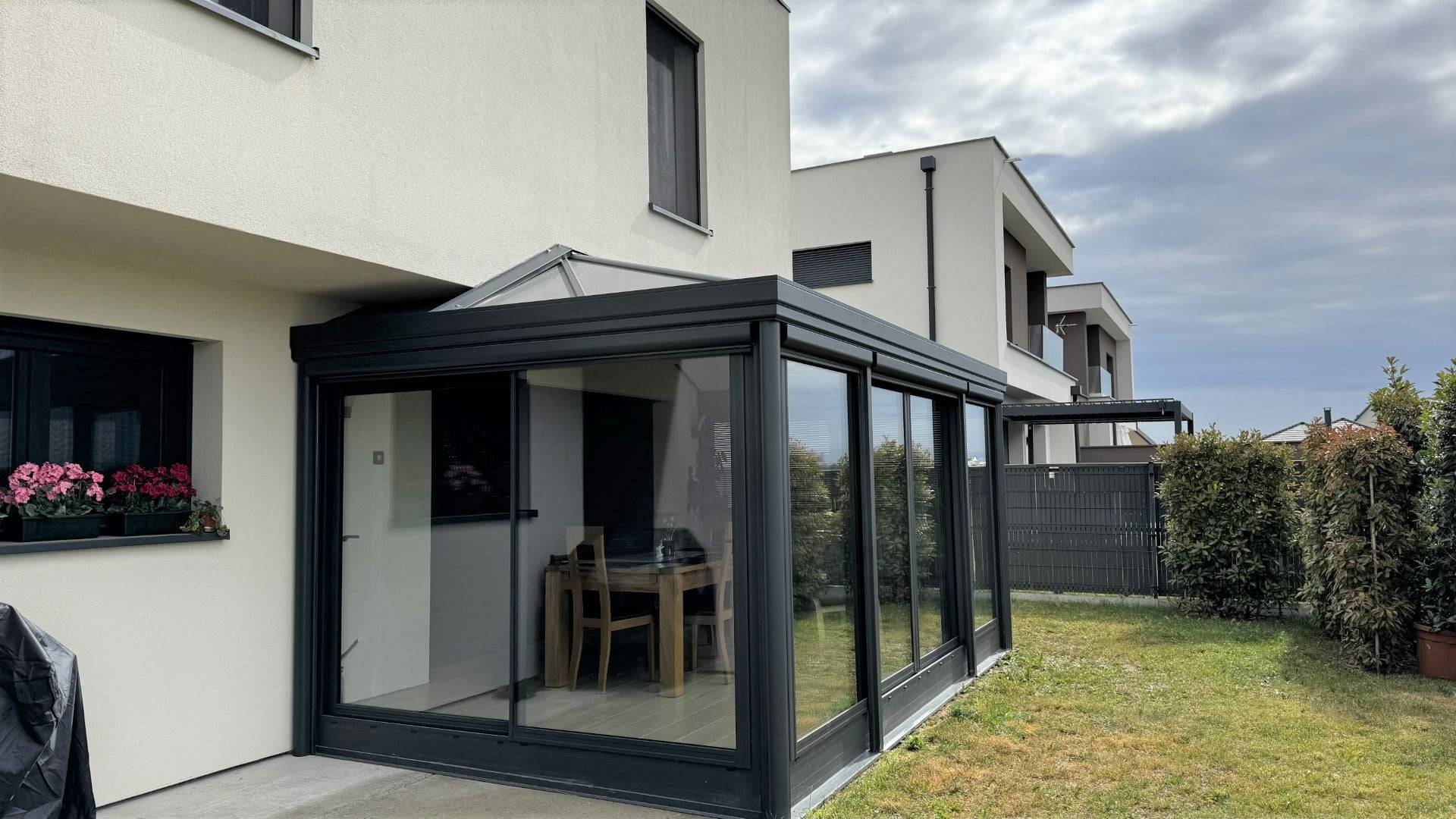 Véranda moderne en aluminium avec grandes baies vitrées élégantes