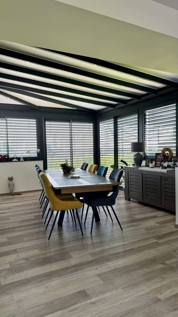 Salle à manger moderne avec véranda lumineuse et spacieuse intégrée