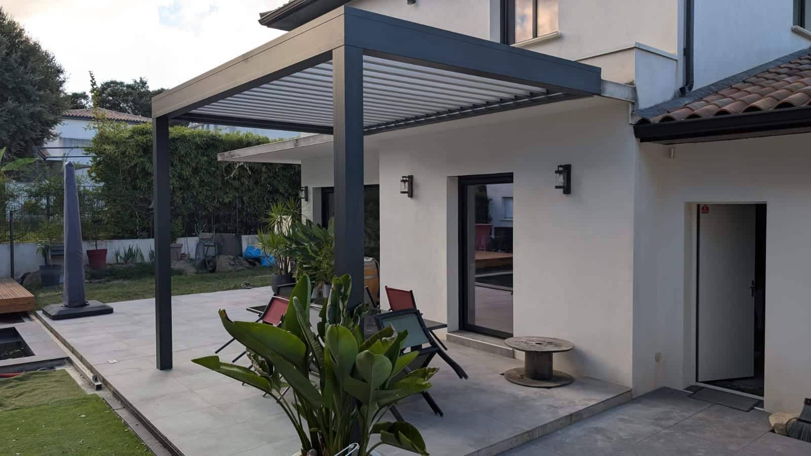 Pergola moderne gris anthracite pour terrasse élégante et fonctionnelle