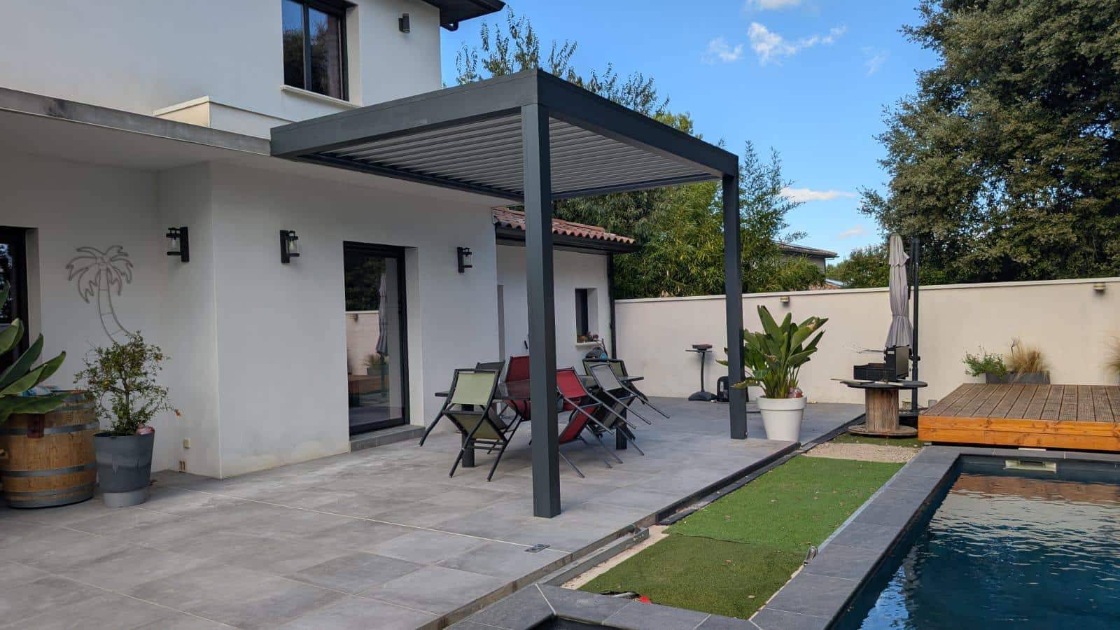 Pergola moderne en aluminium devant une maison contemporaine élégante