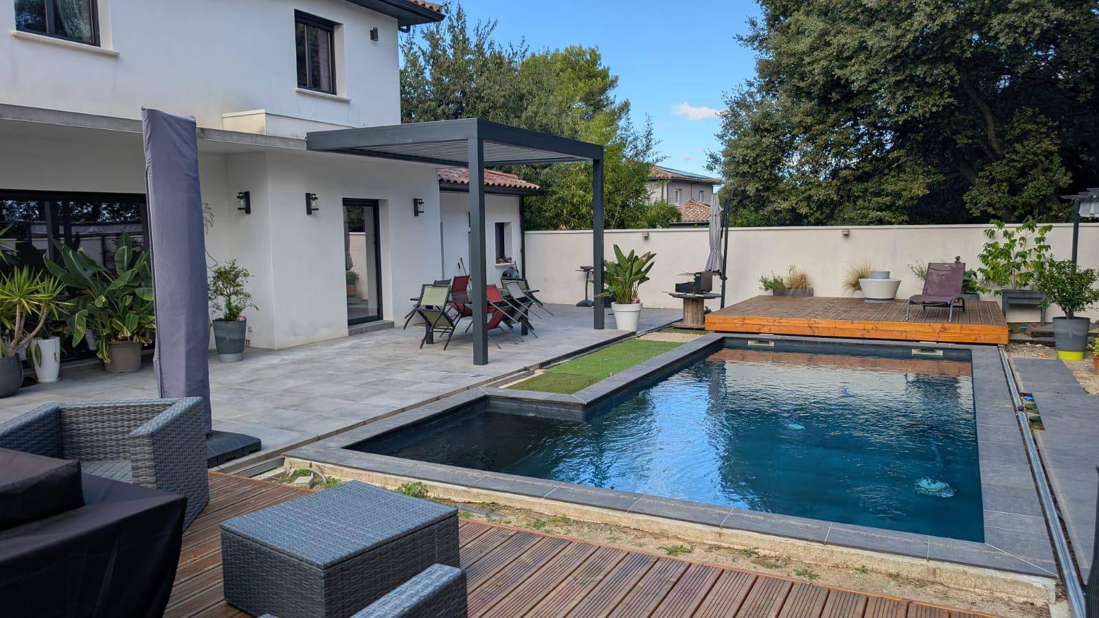 Pergola moderne en aluminium sur terrasse avec vue piscine élégante