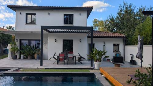 IMG-20250904-WA0038 Pergola moderne en aluminium sur terrasse élégante avec piscine adjacente